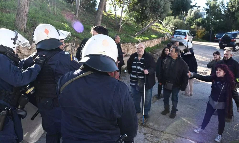 Πετράλωνα: Ένταση κατοίκων και ΜΑΤ σε έξωση μητέρας και γιου